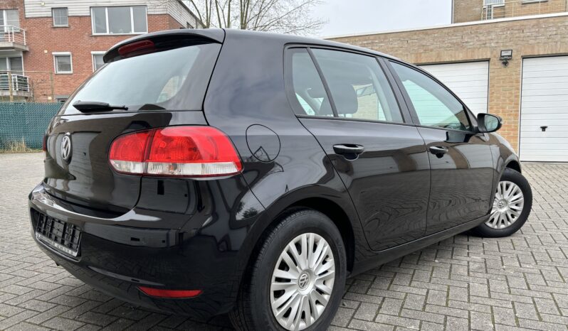 
								Volkswagen Golf full									